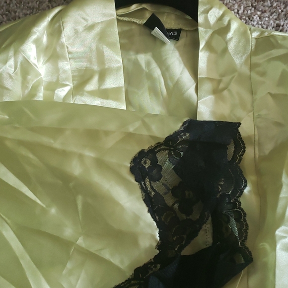 NWT neon yellow robe - Picture 6 of 6